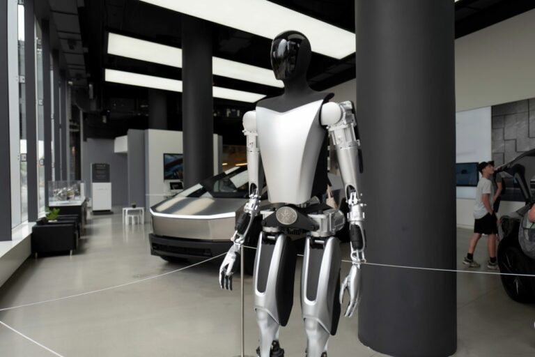 El fracaso viral de Optimus recuerda que la robótica de