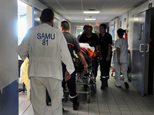 En este hospital, dos pacientes murieron en su camilla "por