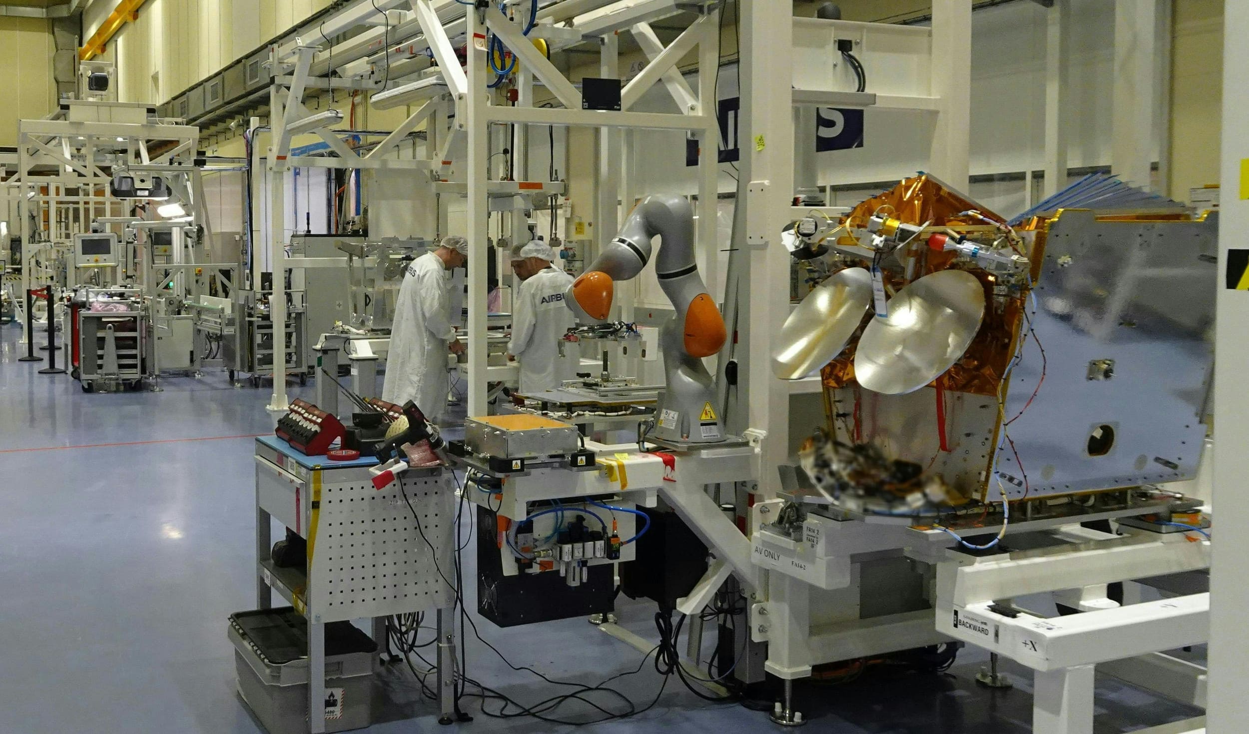 Francia fabricará 340 satélites adicionales para Eutelsat