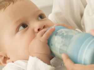 Laits infantiles contaminados: lotes de Gallia y Blédilait retirados a