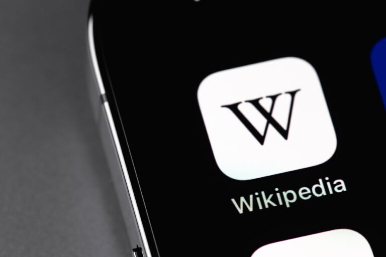 Las IA que saquean Wikipedia tendrán que pagar
