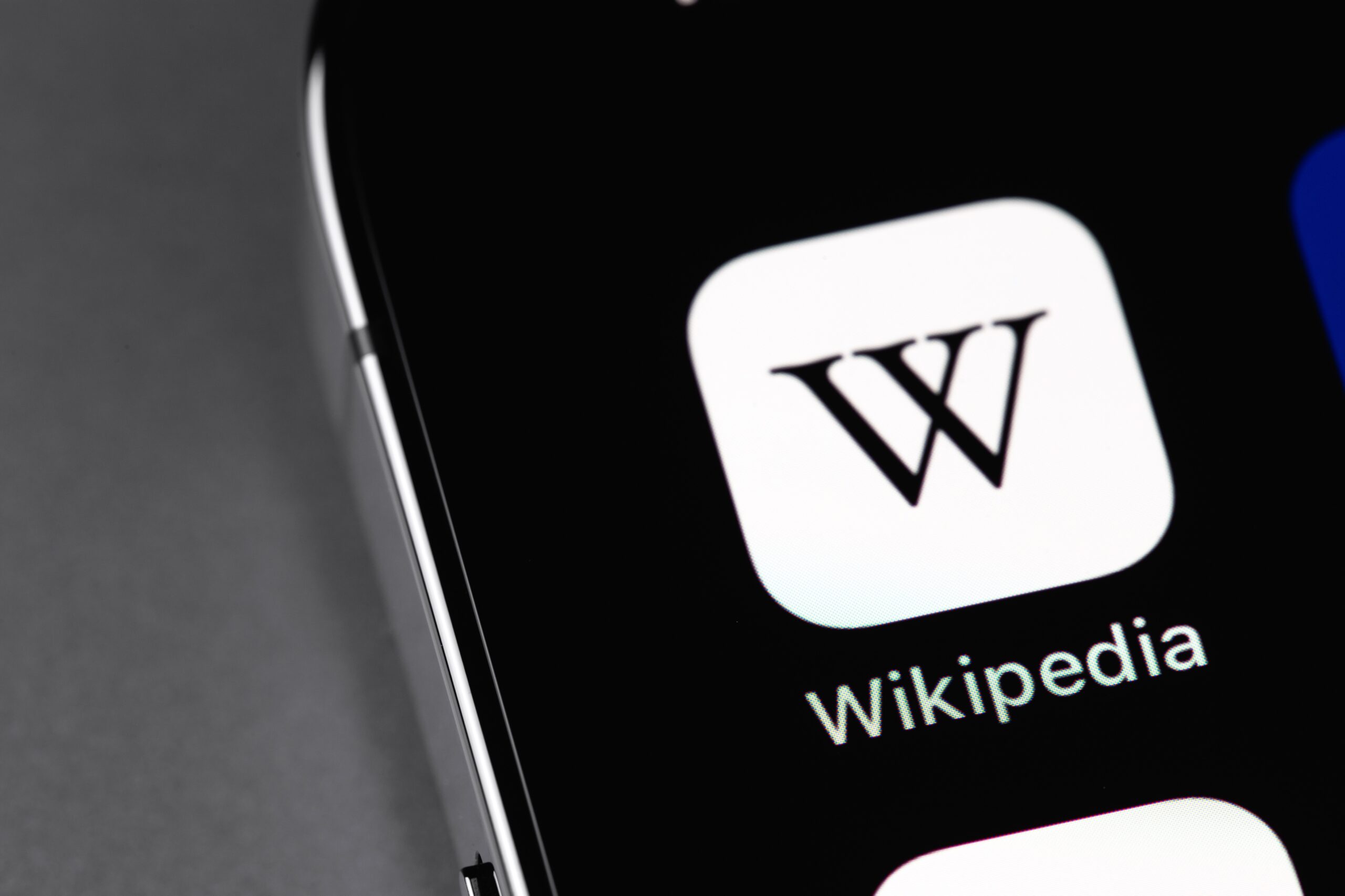 Las IA que saquean Wikipedia tendrán que pagar