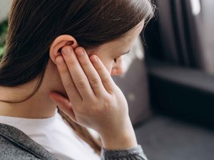 Otospongiosis: ¿qué es esta enfermedad que padece Valérie Bénaïm y