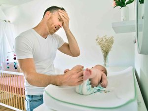 Pipi, caca, vomito… cómo convertirse en padres nos "inmuniza" contra