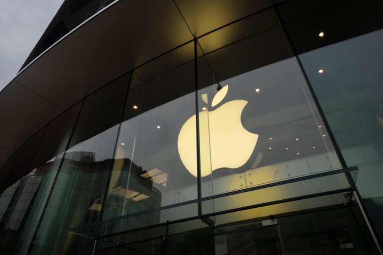 Tim Cook designa discretamente a quien dirigirá el futuro del