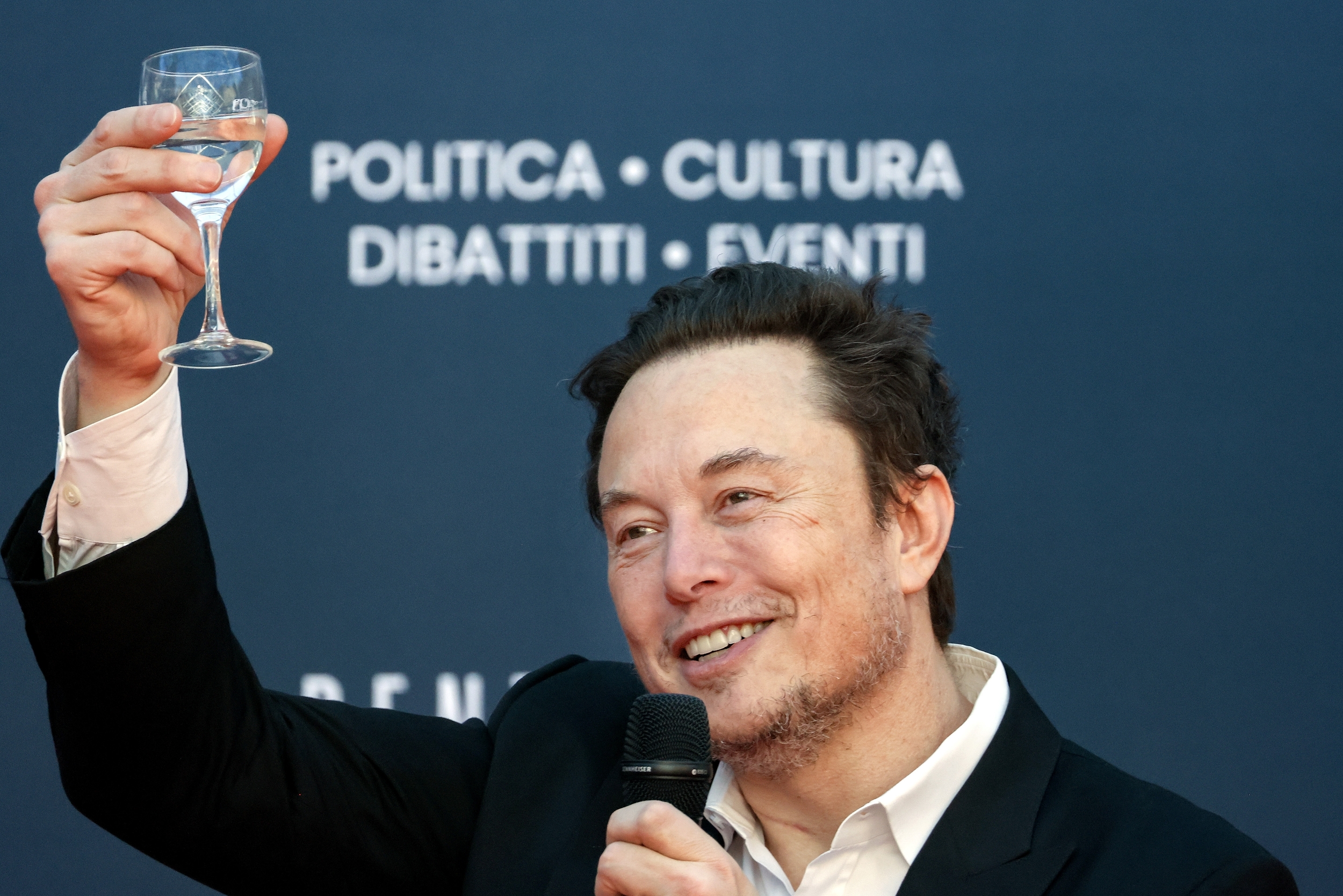 Vexé, Elon Musk se propone comprar... Ryanair.