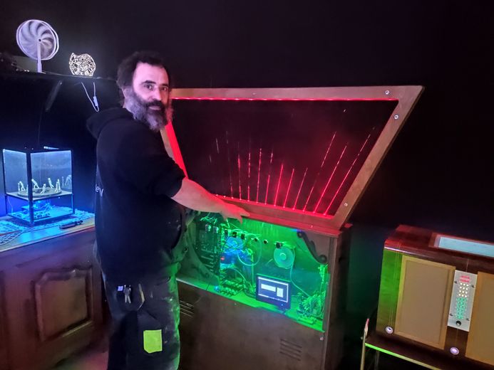 Xano y su harpa digital.