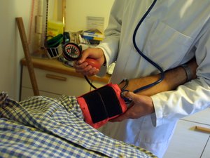 El médico se ausenta en secreto para cuidar a sus