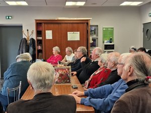 El yoga en silla llega al hogar de los ancianos