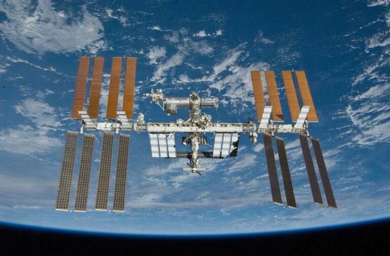 La astronauta francesa Sophie Adenot en camino hacia la Estación