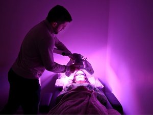 "Desconecté en dos segundos": hemos probado la fotobiomodulación, esta terapia