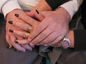 Agotada tras años cuidando de su marido enfermo de Alzheimer,