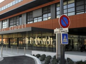 En el hospital, un paciente valiente se despierta y detiene