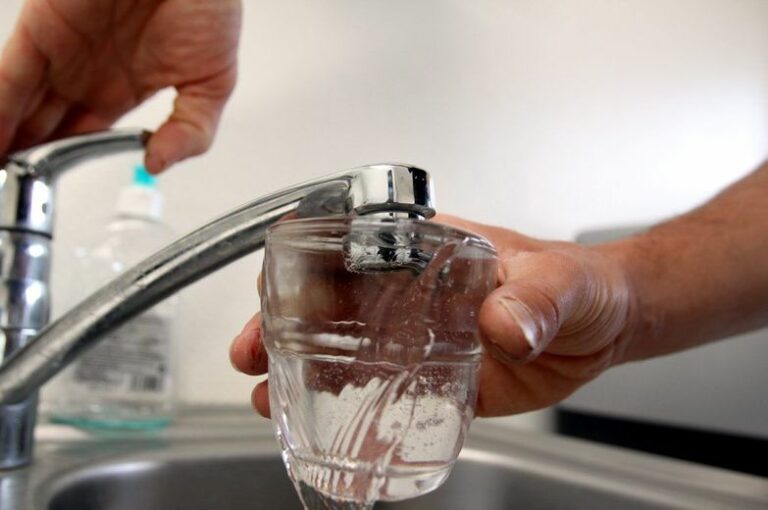 Agua del grifo no apta para el consumo desde hace