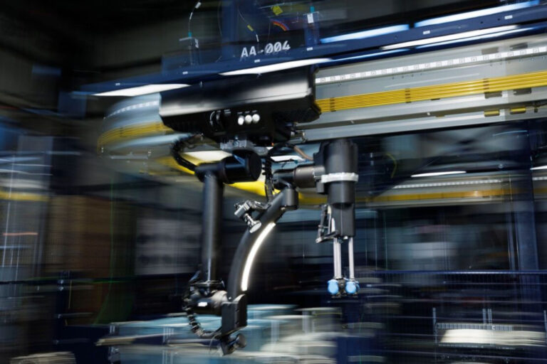 Amazon guarda su robot multi-brazos en el armario seis meses