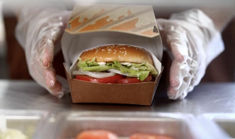 "Bonjour", "Merci"... Burger King vigilara la cortesía de sus empleados...