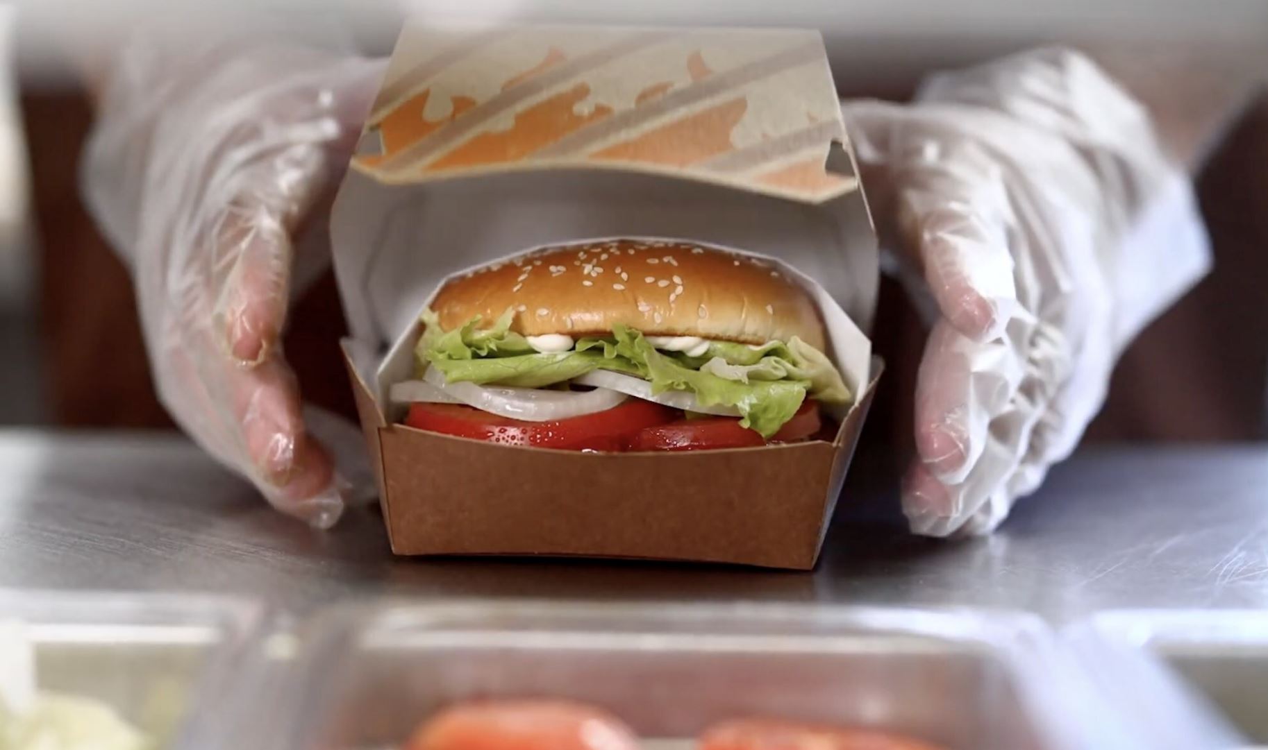 "Bonjour", "Merci"... Burger King vigilara la cortesía de sus empleados...