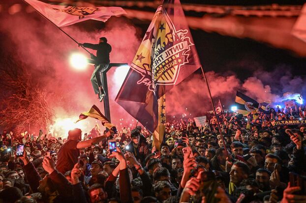 Los supporters de Fenerbahçe esperando a N'Golo Kanté. AFP