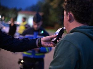Choqué contra un plátano, detenido a 2,24 g en un