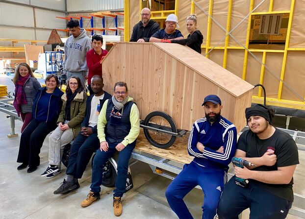 Construyen mini-roulottes para dormir durante su periplo en bicicleta por