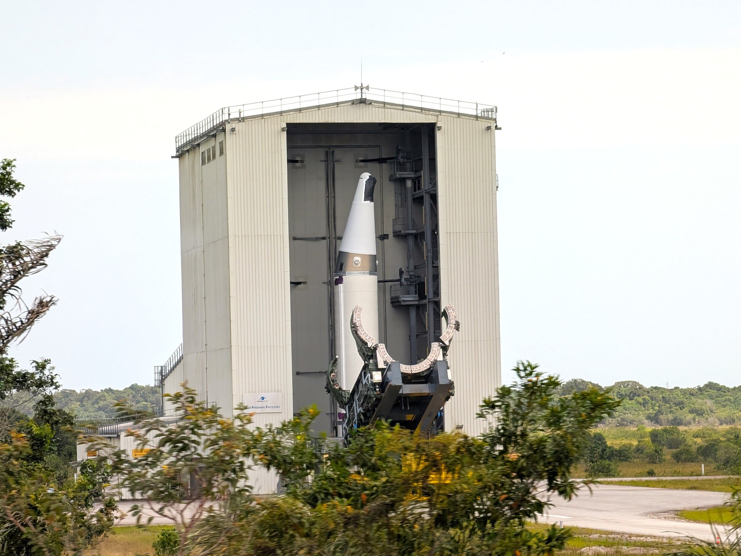 En Kourou, ingresamos a "la Cathédrale", el hangar muy secreto