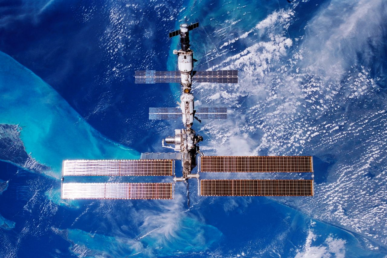 En el espacio, no son hombres los que juegan a