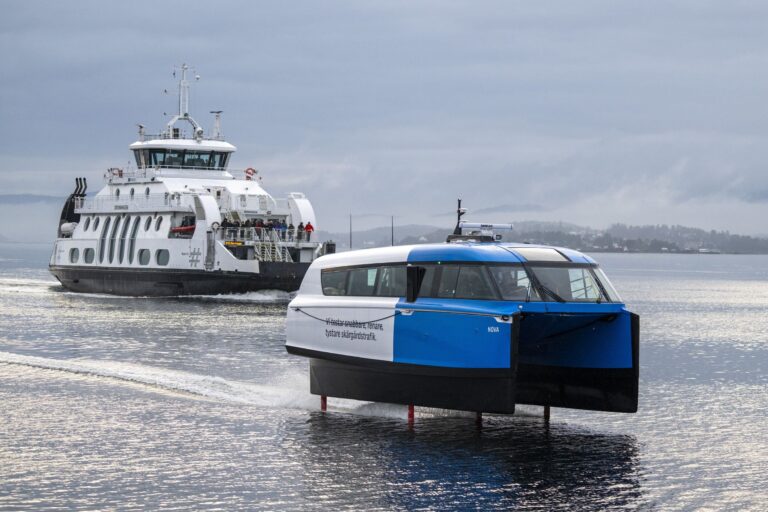 Este barco eléctrico vuela sobre el agua y acaba de