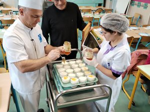 Figeac. Miel producido cerca para los pequeños escolares
