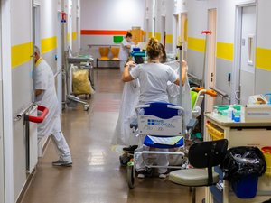 Hospitalizada en Francia por una fractura de tobillo, contrae una
