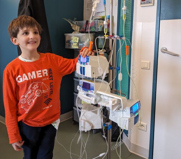 La familia de Sacha, enfermo de leucemia, debe adaptar su