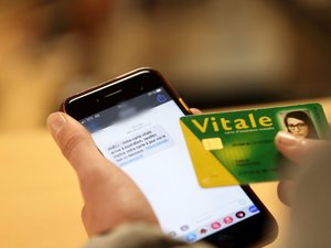 "Le hace realizar supuestas pruebas de seguridad": la policía alerta