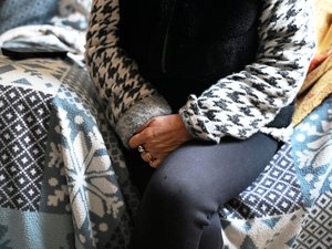 Roba 17,000 euros a su paciente pocas horas después de
