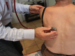 Un médico de 79 años se niega a firmar un