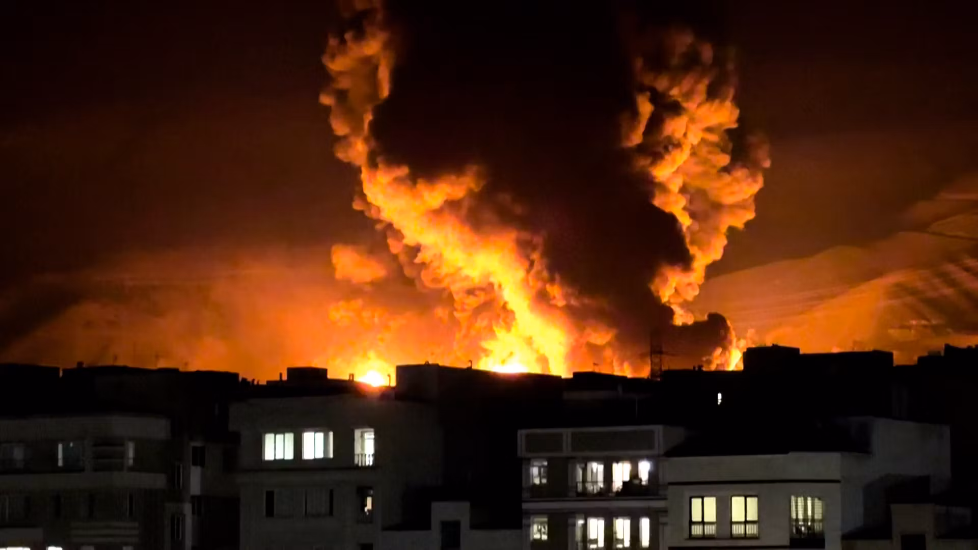 En Irán, las impresionantes imágenes tras los ataques a depósitos