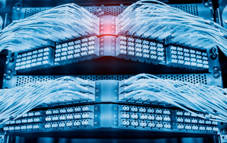 NVIDIA invierte 4 mil millones en fotónica para sus centros