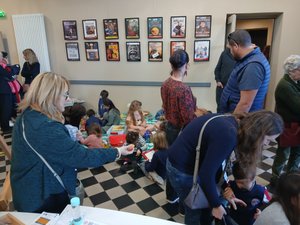 Los padres y los niños pequeños en la fiesta en