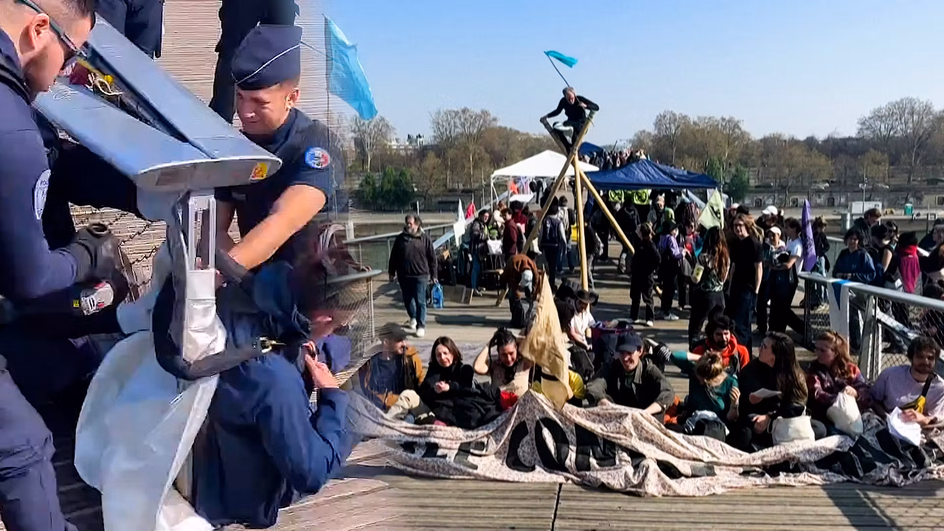 En París, Extinction Rebellion ocupa una pasarela antes de la