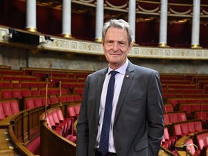 El diputado de Lot-et-Garonne, Michel Lauzzana, en primera línea sobre