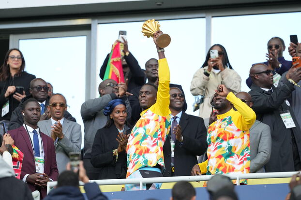 Edouard Mendy celebrando con los aficionados.