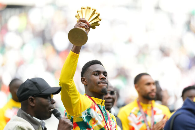 Moussa Niakhaté presentando el trofeo en el Stade de France.
