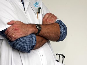 DECRYPTAJE. Orden de médicos: villa con piscina, congreso a precio