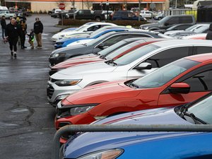Deja a su bebé de un año en el coche