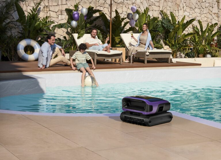 El robot de piscina limpia también la superficie y la