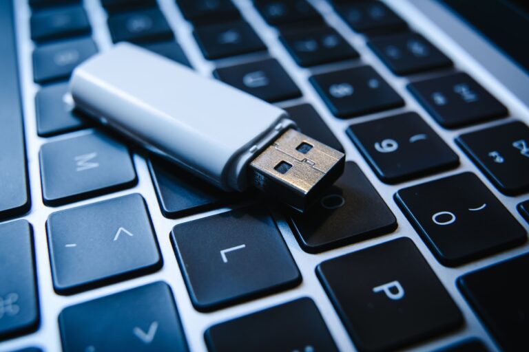 Elle copia datos laborales confidenciales en una memoria USB personal: