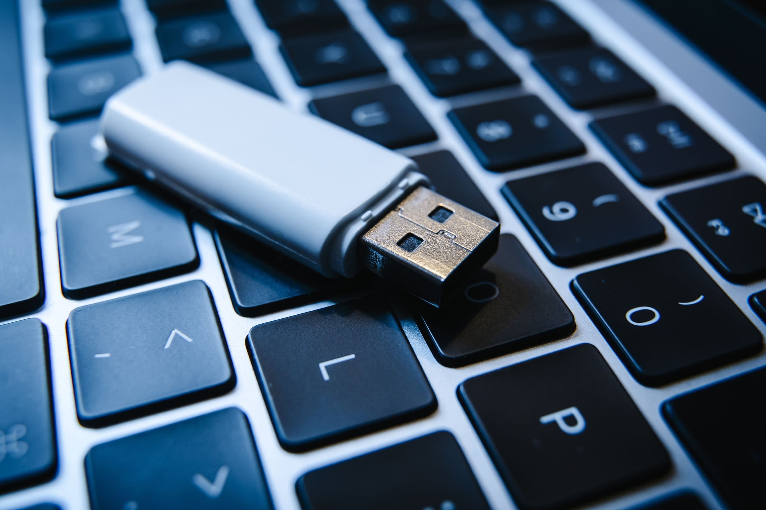 Elle copia datos laborales confidenciales en una memoria USB personal:
