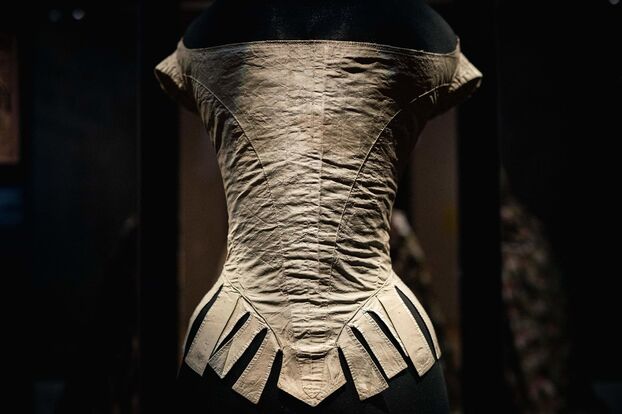 En el Palais Galliera, el corsé de Marie-Antoinette, pieza maestra