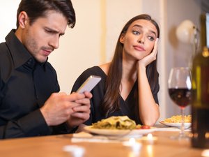 Entre notificaciones y relaciones sociales: el phubbing no está exento