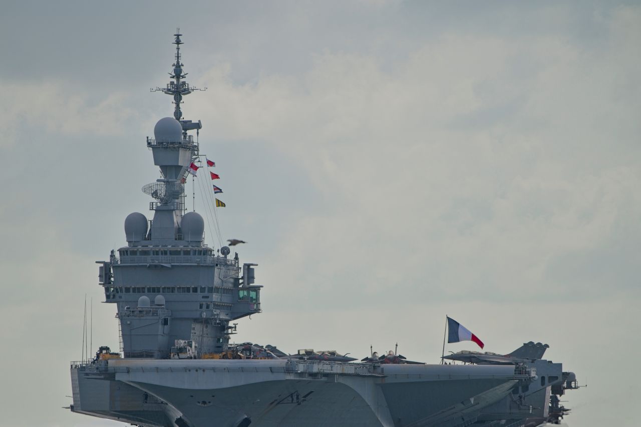 La increíble falla que permite seguir el portaaviones Charles de