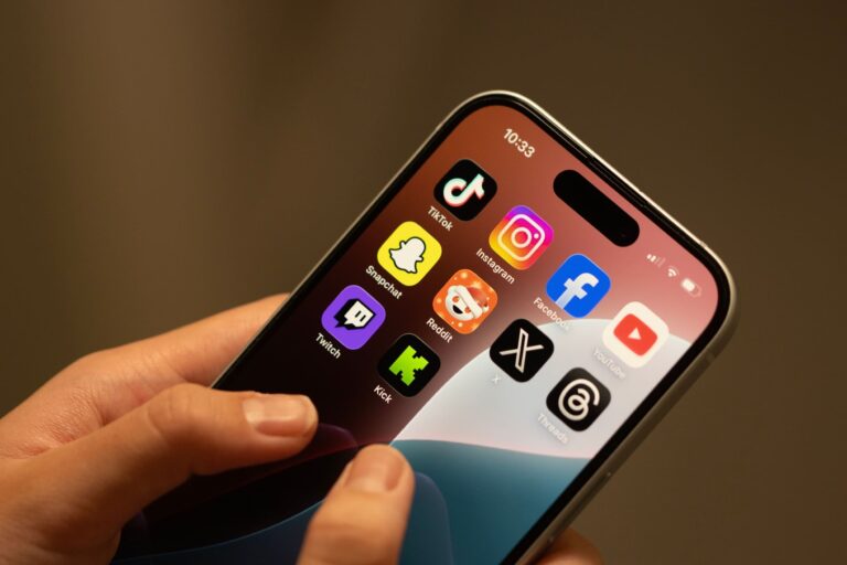 Le réseau X ahora traduce (mal) todas las publicaciones, aquí