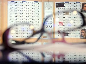 Órdenes complacientes, facturación falsa: tres ópticos y un oftalmólogo acusados